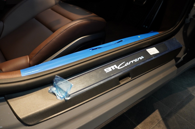 ポルシェ 911(Type992) Carrera Cabriolet 後期モデル(Type992.2) ワンオーナー OP432万 スポクロ スポエグ クラブレザー Fリフト 中古車 中古車