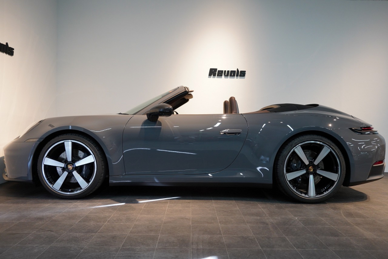 ポルシェ 911(Type992) Carrera Cabriolet 後期モデル(Type992.2) ワンオーナー OP432万 スポクロ スポエグ クラブレザー Fリフト 中古車 中古車