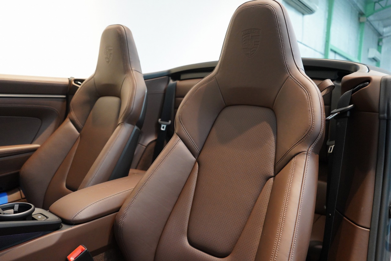 ポルシェ 911(Type992) Carrera Cabriolet 後期モデル(Type992.2) ワンオーナー OP432万 スポクロ スポエグ クラブレザー Fリフト 中古車 中古車