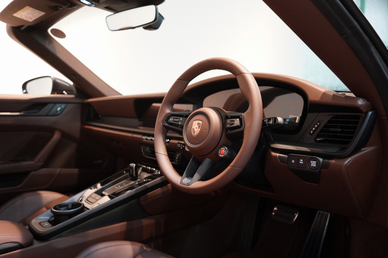 ポルシェ 911(Type992) Carrera Cabriolet 後期モデル(Type992.2) ワンオーナー OP432万 スポクロ スポエグ クラブレザー Fリフト 中古車 中古車