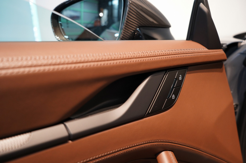 ポルシェ 911(Type992) Carrera Cabriolet 後期モデル(Type992.2) ワンオーナー OP432万 スポクロ スポエグ クラブレザー Fリフト 中古車 中古車