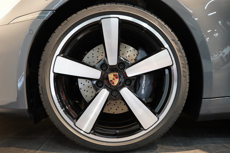 ポルシェ 911(Type992) Carrera Cabriolet 後期モデル(Type992.2) ワンオーナー OP432万 スポクロ スポエグ クラブレザー Fリフト 中古車 中古車