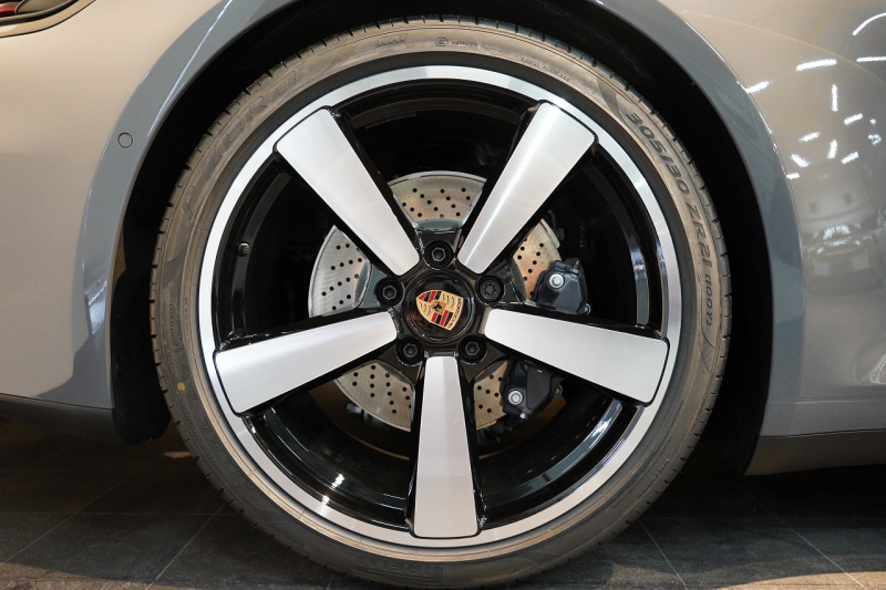 ポルシェ 911(Type992) Carrera Cabriolet 後期モデル(Type992.2) ワンオーナー OP432万 スポクロ スポエグ クラブレザー Fリフト 中古車 中古車