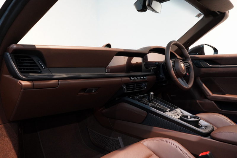 ポルシェ 911(Type992) Carrera Cabriolet 後期モデル(Type992.2) ワンオーナー OP432万 スポクロ スポエグ クラブレザー Fリフト 中古車 中古車