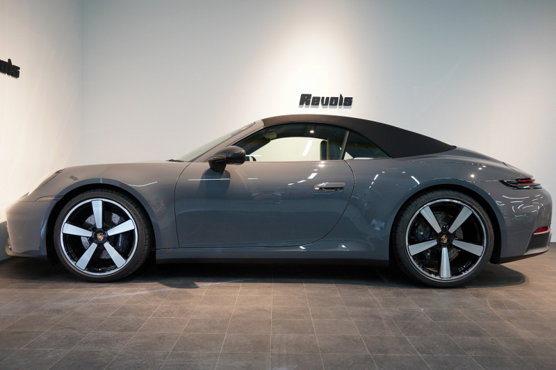 ポルシェ 911(Type992) Carrera Cabriolet 後期モデル(Type992.2) ワンオーナー OP432万 スポクロ スポエグ クラブレザー Fリフト 中古車 中古車