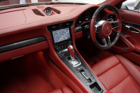 ポルシェ 911(Type991.2) 911(991.2)Targa4 GTS カーボンステアリング ボルドーレッドオールレザーインテリア 中古車 中古車