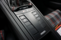 ポルシェ 911(Type991.2) Carrera T 日本未導入モデル7MT ショートシフト スポーツエグゾースト カーボンバケットチェック柄 ガーズレッド  中古車