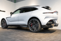 アストンマーティン DBX 707 ホワイトストーン　カーボンsクステリアパック　23AW　デュオトーンインテリア　エクステリアバッジ　レザーカラーパレット　スモークテール 中古車 中古車