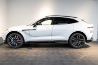 アストンマーティン DBX 707 ホワイトストーン　カーボンsクステリアパック　23AW　デュオトーンインテリア　エクステリアバッジ　レザーカラーパレット　スモークテール 中古車 中古車