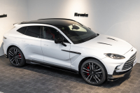 アストンマーティン DBX 707 ホワイトストーン　カーボンsクステリアパック　23AW　デュオトーンインテリア　エクステリアバッジ　レザーカラーパレット　スモークテール 中古車 中古車