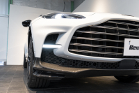 アストンマーティン DBX 707 ホワイトストーン　カーボンsクステリアパック　23AW　デュオトーンインテリア　エクステリアバッジ　レザーカラーパレット　スモークテール 中古車 中古車