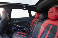 アストンマーティン DBX 707 ホワイトストーン　カーボンsクステリアパック　23AW　デュオトーンインテリア　エクステリアバッジ　レザーカラーパレット　スモークテール 中古車 中古車