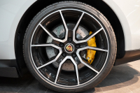 ポルシェ タイカン Turbo S ワンオーナー 4+1シート 固定式パノラマルーフ OP21インチホイール プライバシーガラス フルプロテクションフィルム 中古車 中古車