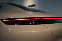 ポルシェ タイカン パフォーマンスバッテリープラス  4+1シート 1オーナー OP390 PSCB スポクロ PASM付エアサス 中古車 中古車