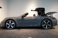 ポルシェ 911(Type992) Carrera Cabriolet 後期モデル(Type992.2) ワンオーナー OP432万 スポクロ スポエグ クラブレザー Fリフト 中古車 中古車