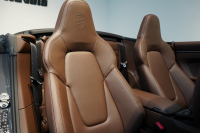 ポルシェ 911(Type992) Carrera Cabriolet 後期モデル(Type992.2) ワンオーナー OP432万 スポクロ スポエグ クラブレザー Fリフト 中古車 中古車