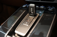 ポルシェ 911(Type992) Carrera Cabriolet 後期モデル(Type992.2) ワンオーナー OP432万 スポクロ スポエグ クラブレザー Fリフト 中古車 中古車