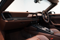 ポルシェ 911(Type992) Carrera Cabriolet 後期モデル(Type992.2) ワンオーナー OP432万 スポクロ スポエグ クラブレザー Fリフト 中古車 中古車